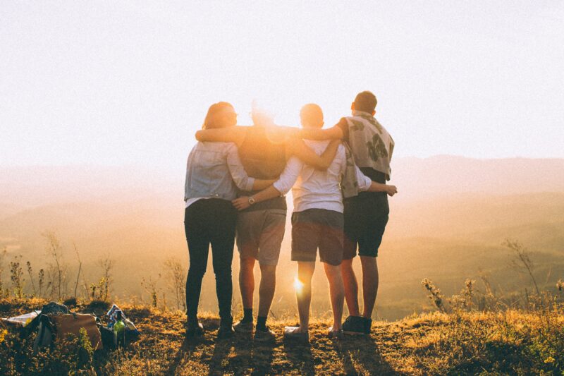 friends-overlooking-mountains-800x533